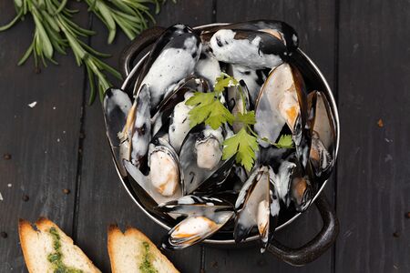 Мидии в сливочно-сырном соусе с французским багетом