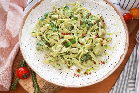 Паста - песто с курицей и брокколи