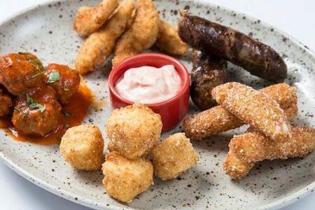 Набор из 5-ти мезе (сырное и мясное ассорти)