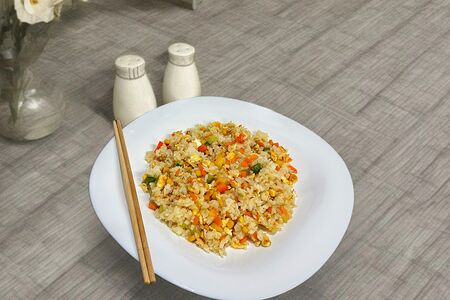 Рис жареный с овощами и яйцом