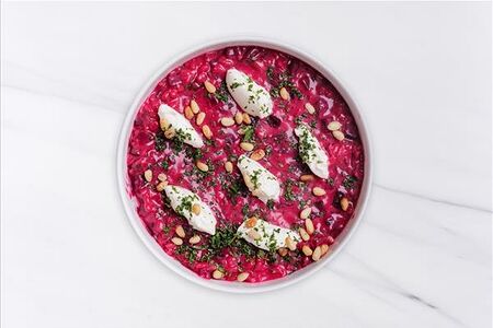 Ризотто со свеклой, козьим сыром и кедровыми орехами