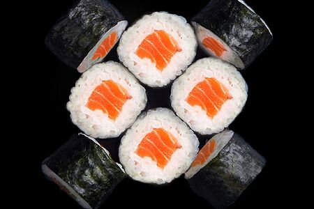 Маки с лососем