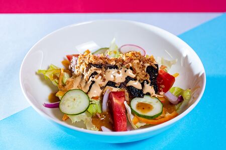 С окороком и соусом чили