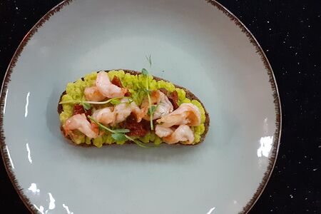 Брускетта с тигровыми креветками