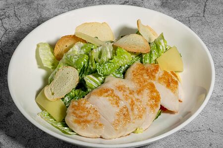 Салат Цезарь с курицей