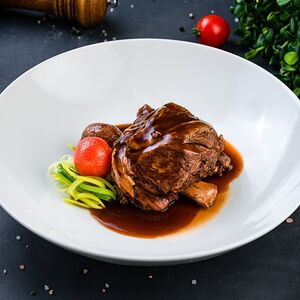 Пряный ягненок с молодым картофелем черри
