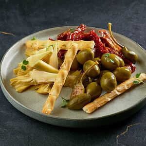 Артишоки, оливки, вяленые томаты и каперсы