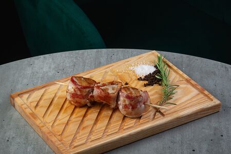 Медальоны из свинины под грибным соусом