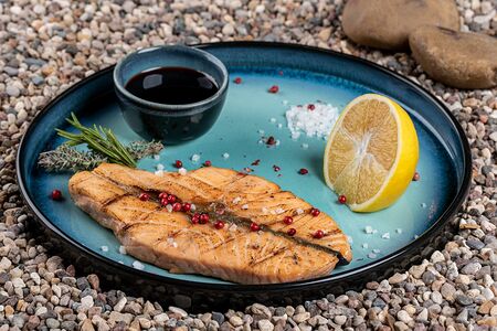 Стейк лосося на мангале