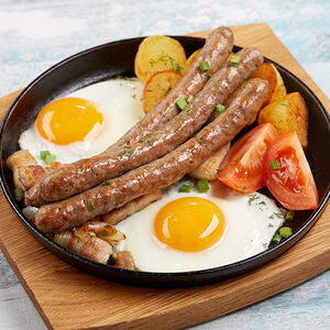 Сковородка с охотничьими колбасками и шкварками