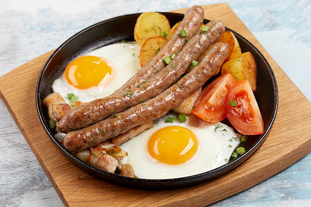 Сковородка с охотничьими колбасками и шкварками