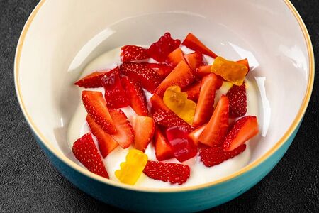 Клубника со сметаной и мармеладными мишками