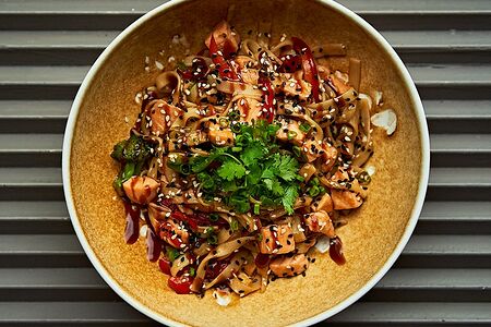 Удон, лосось, устричный соус