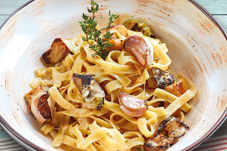 Фетучини с белыми грибами в сливочном соусе