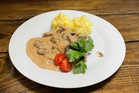 Печень по-строгановски с картофельным пюре