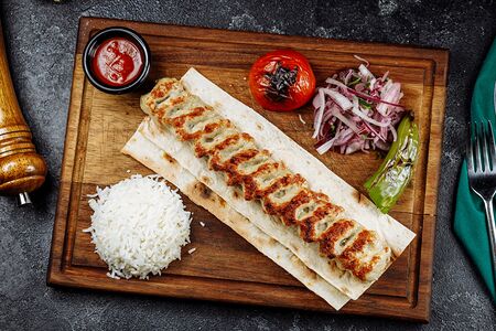 Урфа-кебаб из курицы с гарниром