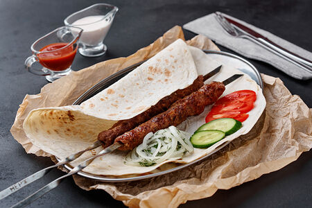 Люля-кебаб из свинины и говядины в лаваше