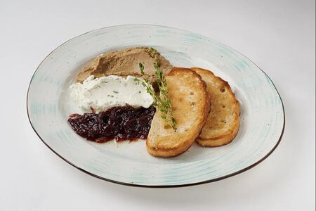 Паштет из куриной печени с домашним сыром и луковым мармеладом