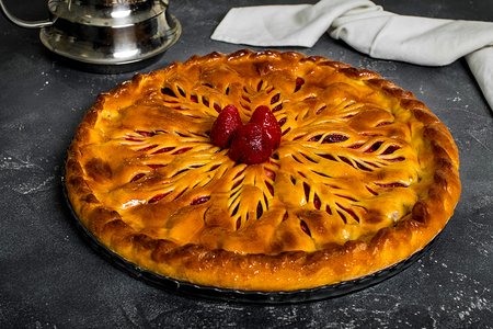 Пирог сдобный клубничный