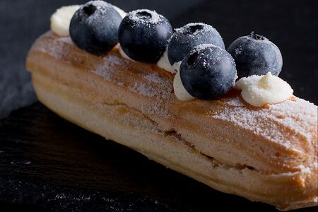 Эклер с голубикой