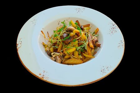 Жаренный картофель с шампиньонами, луком и зеленью