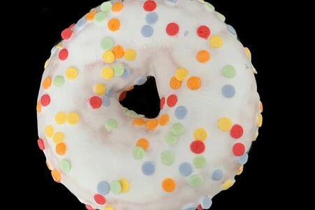 Донат с посыпкой конфетти