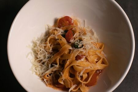 Тальятелле с томатами и базиликом