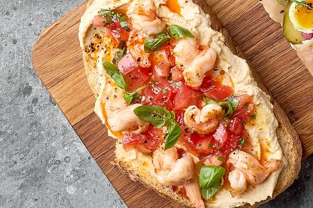 Гастробутер с креветками, хумусом и томатной сальсой