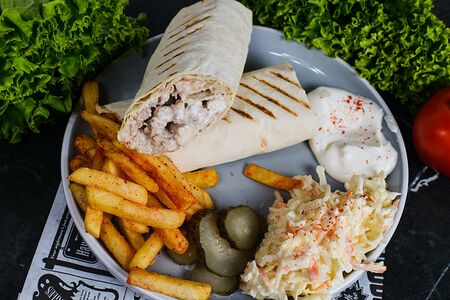 Шаурма куриная на тарелке