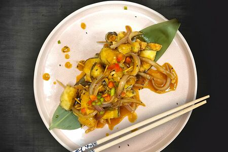 Рулетики из баклажанов с креветкой под соусом