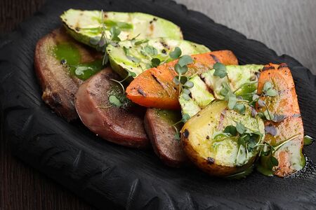 Язык говяжий с цукини и морковью