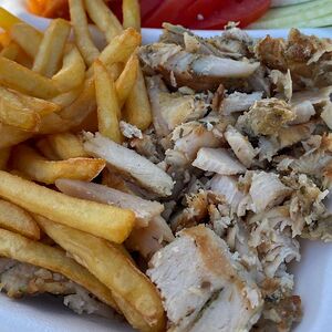 Мясо гриль и картофель фри