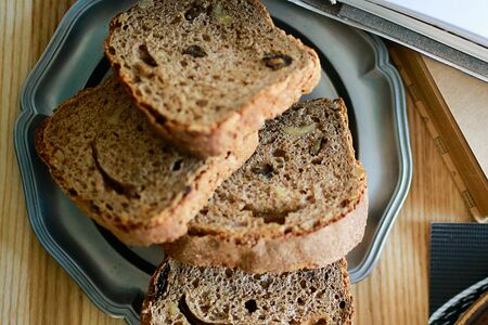 Чёрный хлеб с грецким орехом и изюмом