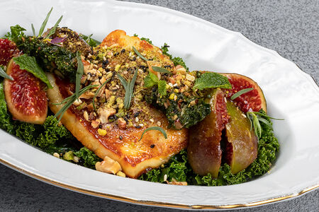 Жареный халуми с песто из эстрагона и смеси орехов