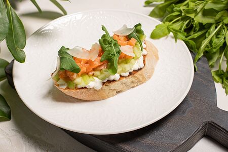 Брускетта с лососем, рукколой и трюфельным маслом
