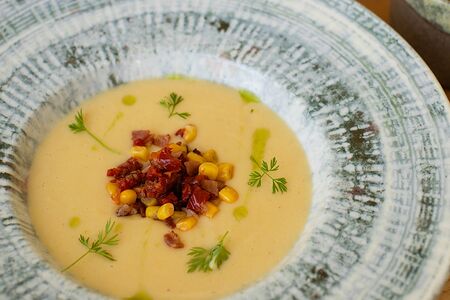 Суп из цветной капусты с беконом и сливочным сыром