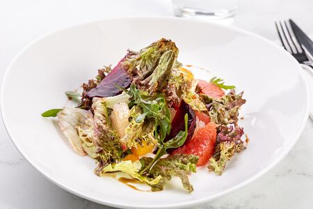 Салат с запечённой свёклой и мякотью цитрусовых