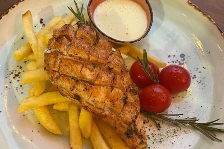 Рифлёный стейк цыплёнка с картофелем фри