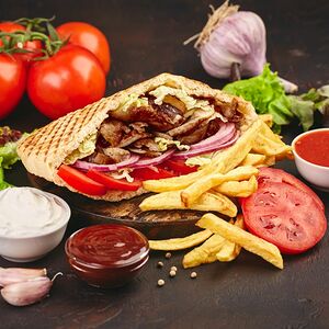 Говядина, томленная в лепёшке с картофелем фри