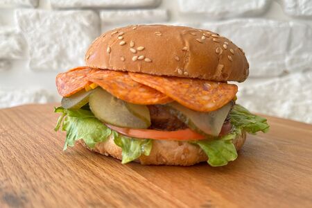 Бургер с пепперони