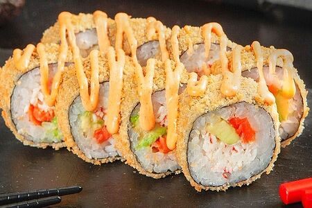 Острый ролл с королевским лососем, угрем и соусом спайси