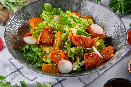 Салат с лососем, вялеными томатами и соусом из облепихи