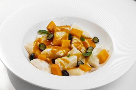 Ленивые вареники с соусом манго-маракуйя