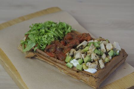 Ржаная вафля с индейкой и авокадо