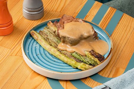 Свиная шея, спаржа, перечный соус