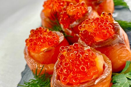 Рулетики из семги со сливочным сыром и огурцом