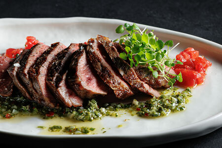 Стриплойн из говядины, приготовленный на углях, томатная сальса, соус чимичурри