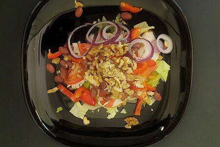 Салат из запеченной куриной грудки, овощей и грецких орехов