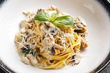 Феттуччине с курицей и грибами