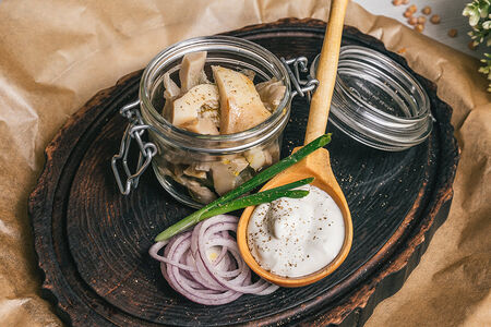 Грузди со сметаной и зеленым луком